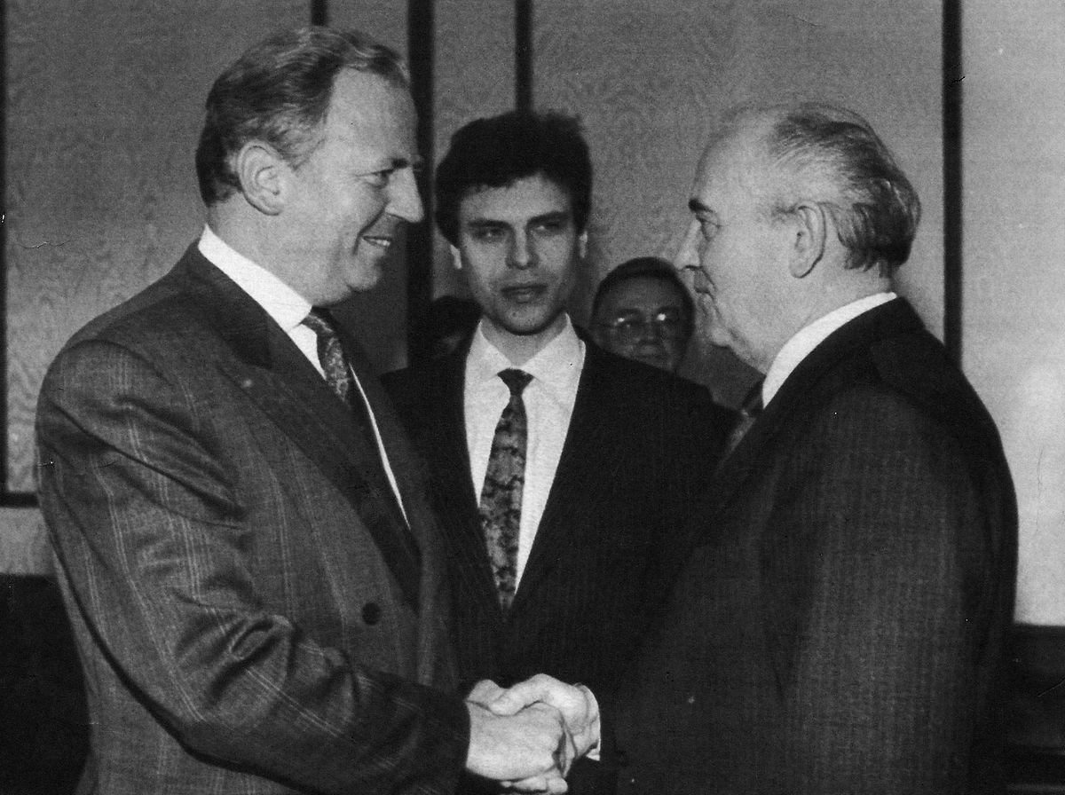 O antigo primeiro-ministro Jacques Santer com Gorbatchov numa visita oficial à então URSS, a 31 de outubro de 1990.