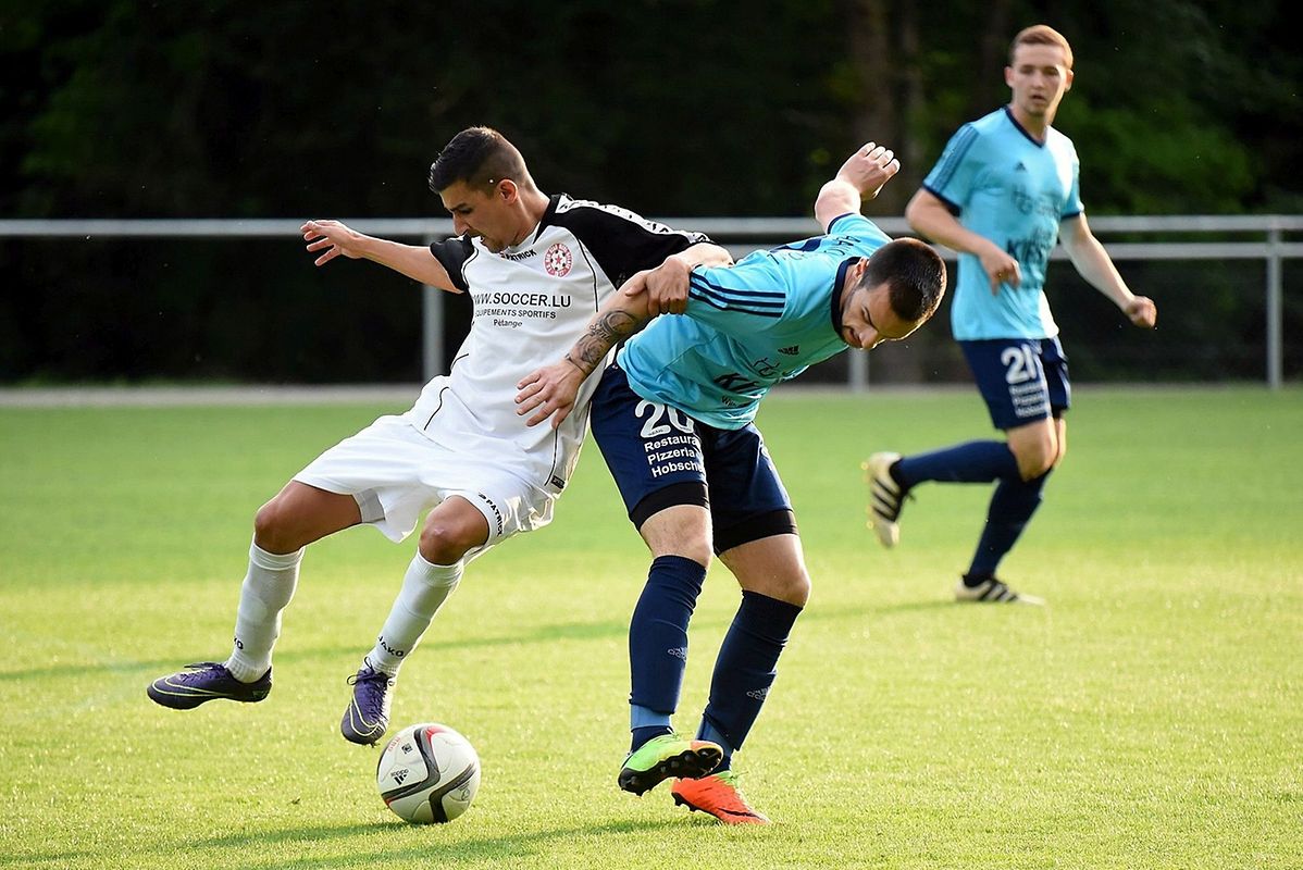 Äischdall (D1) - Merl (D2) 2-5. Mike Teixeira Magalhaes (Äischdall, en bleu) et Michael Cherfaoui (Merl).