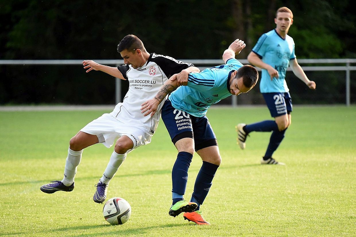 Äischdall (D1) - Merl (D2) 2-5. Mike Teixeira Magalhaes (Äischdall, en bleu) et Michael Cherfaoui (Merl).