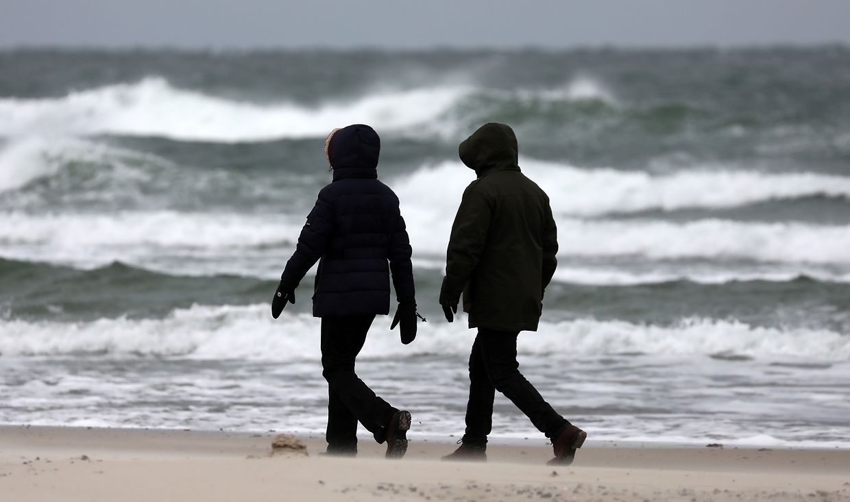 Das Winterwetter hat den Norden und die Mitte Deutschlands fest im Griff. Schnee und Eis sorgen für massive Verkehrsprobleme, manche haben aber auch ihren Spaß daran.