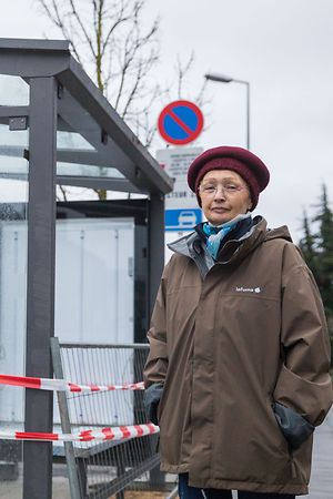 Für Chantal Brandenbourger stellt die Werbetafel am Bushäuschen ein Sicherheitsrisiko dar