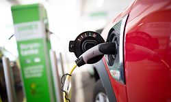 Laden statt tanken: Der Markt für Elektroautos beginnt Schwung aufzunehmen.  