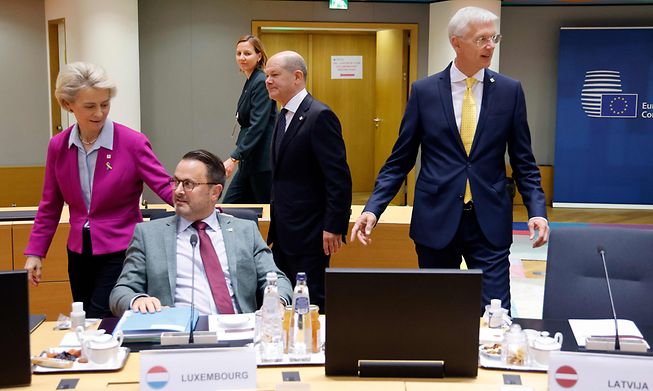 EU Commission President Ursula von der Leyen, Prime Minister Xavier Bettel, German Chancellor Olaf Scholz and Latvian Prime Minister Krišjānis Kariņš (l.t.r.) during tense consultations in Brussels