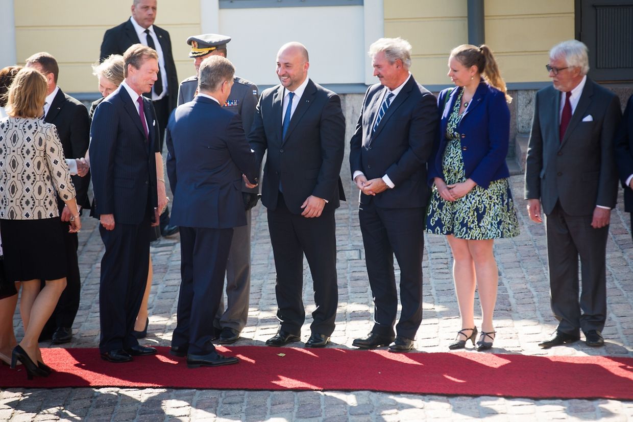 Großherzog Henri stellt seinem finnischen Gastgeber die luxemburgische Delegation vor, hier Vize-Premier Etienne Schneider, Außenminister Jean Asselborn, Umweltministerin Carole Dieschbourg und Hofmarrschall Lucien Weiler. 