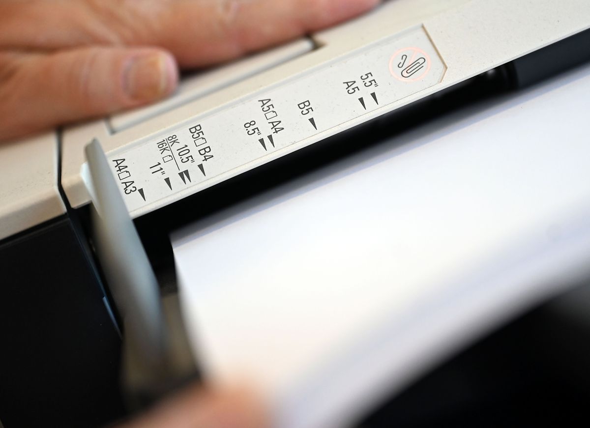 Am Papiereinschub eines Druckers sind die unterschiedlichen Papierformate gekennzeichnet. 