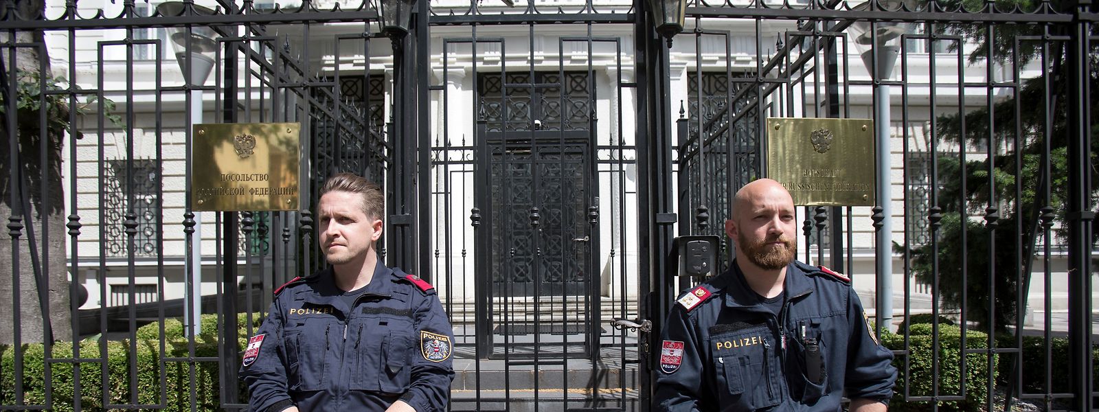Österreichische Polizisten bewachen die russische Botschaft in Wien.