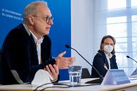 (de g. à dr) Jean-Claude Schmit, directeur de la Santé ; Corinne Cahen, ministre de la Famille et de l’Intégration