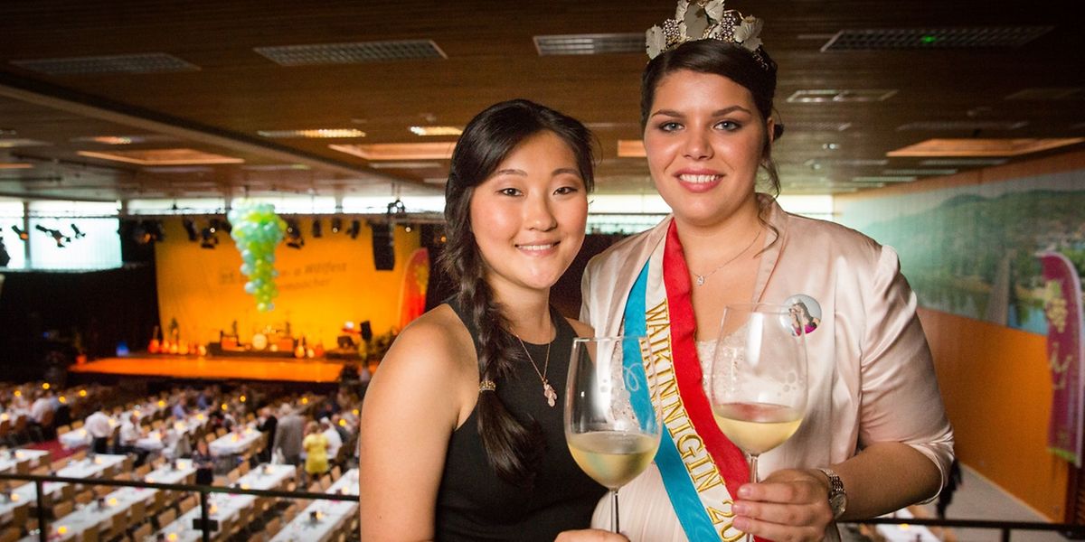 Grevenmachers neue Weinkönigin: Aline Bruck (l.) folgt auf Roxann Hofmann.