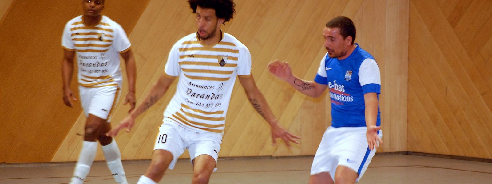 Carlos Cruz Nelito (All Stars Colmar-Berg) est au ballon, mais c'est Bruno Pereira Timotheo (US Esch, en bleu) qui compostera son ticket pour les demi-finales