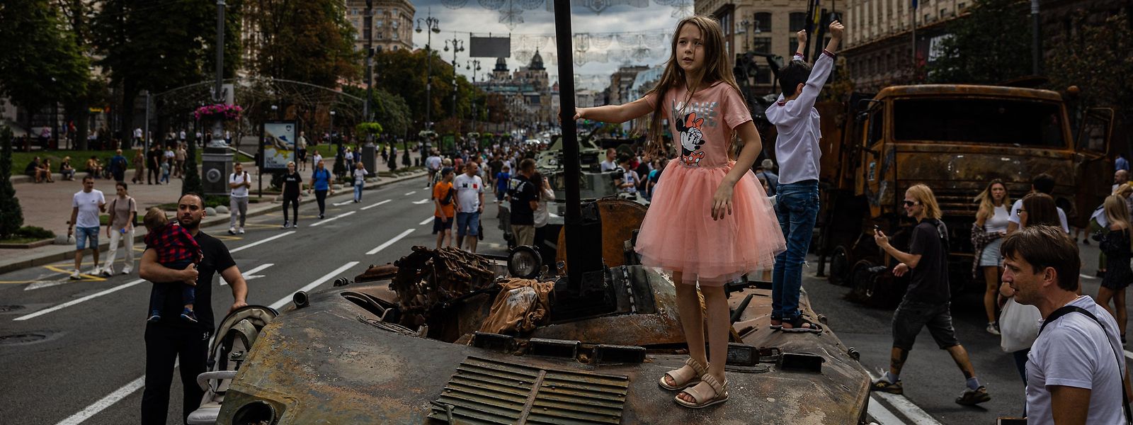 Das Mädchen steht auf zerstörtem russischen Kriegsmaterial in Kiew - einem Open-Air Militärmuseum, das zum ukrainischen Unabhängigkeitstag am 24. August eingerichtet wurde.