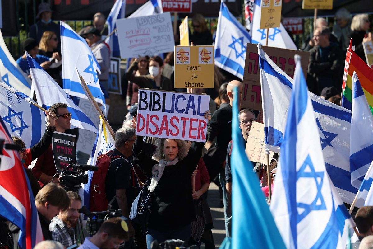 Ein „biblisches Desaster“: Demonstranten protestierten vor der Knesset während der Vereidigung der neuen Regierung, fast zwei Monate nach den Parlamentswahlen.