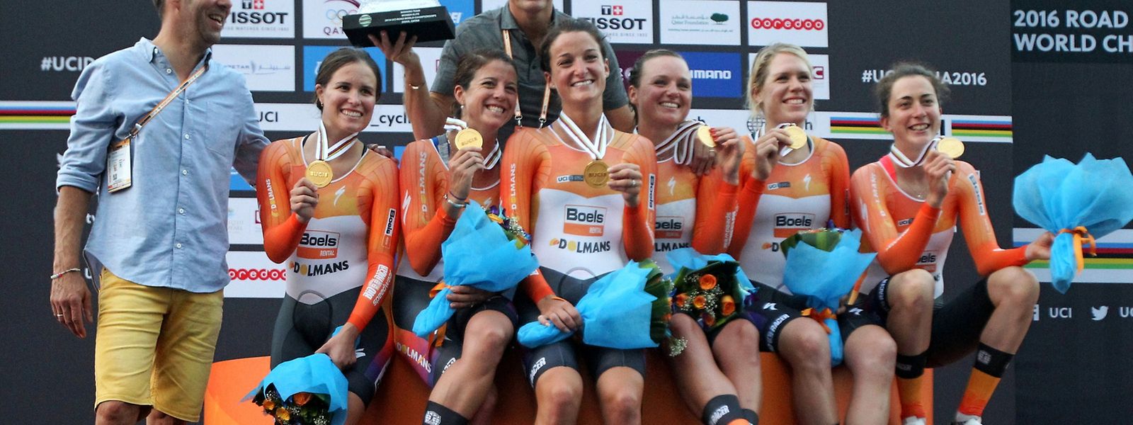 Christine Majerus freut sich mit ihren Teamkolleginnen von Boels-Dolmans über die Goldmedaille im Teamzeitfahren.
