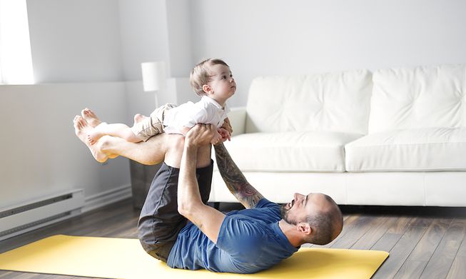 Father or mother and baby yoga at Liewensufank