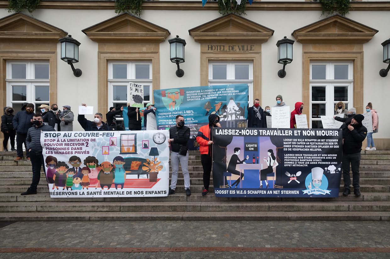 Hunderte Menschen haben sich am Samstagnachmittag während eines Protestzuges in der Hauptstadt dafür ausgesprochen, dass Cafés und Restaurants wieder öffnen dürfen.