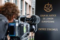 ARCHIV - 05.10.2015, Luxemburg: Ein Kameramann filmt ein&nbsp;Schild mit dem Logo des Europäischen Gerichtshofs (EuGH). Das oberste EU-Gericht entscheidet am kommenden Montag über die Möglichkeit eines britischen Rückziehers beim geplanten EU-Austritt. (zu dpa "EuGH entscheidet Montag über Chance für britischen Brexit-Rückzieher" am 06.12.2018) Foto: Julien Warnand/EPA/dpa +++ dpa-Bildfunk +++