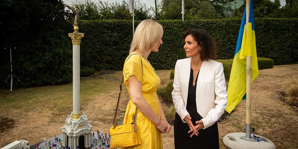  Hadja Lahbib (à dr.), ici en discussion le 26 juillet avec Nathalia Anoshyna, représentante de l'ambassade d'Ukraine en Belgique.