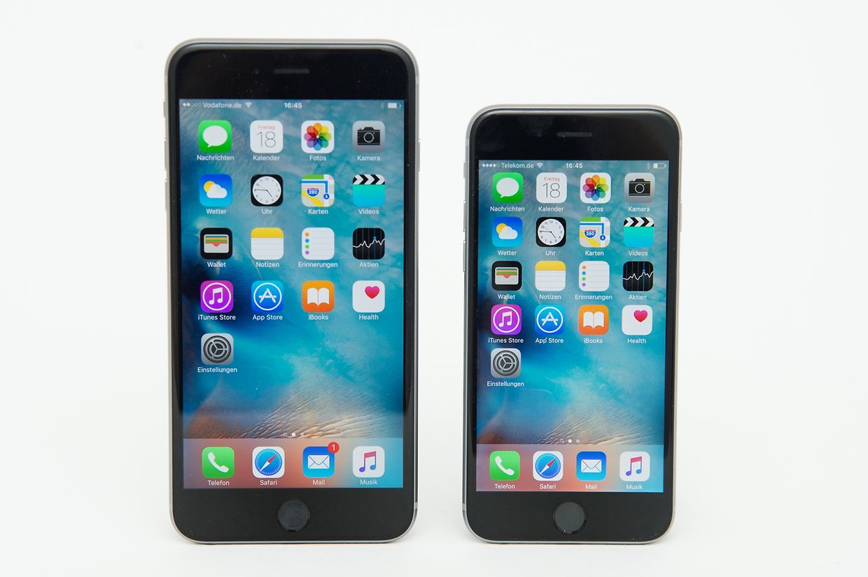 Äußerlich unverändert aber viel Neues im Inneren. Apple hat seine iPhones überarbeitet. Links das iPhone 6S Plus, rechts das iPhone 6S. 
