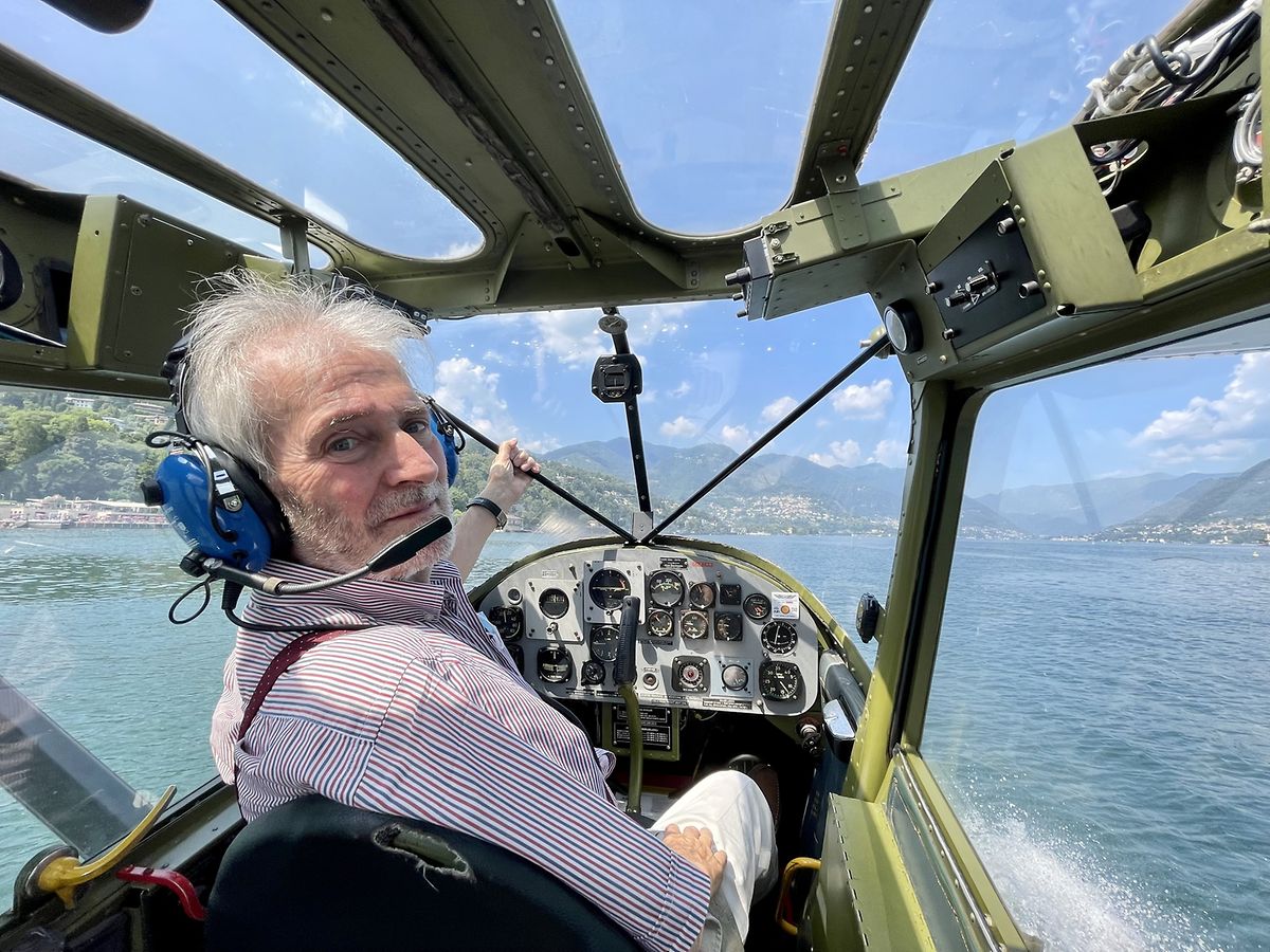 Der weißhaarige Pilot Cesare Baj hat fast so viele Flugstunden auf dem Buckel wie das 1946 erbaute Wasserflugzeug.