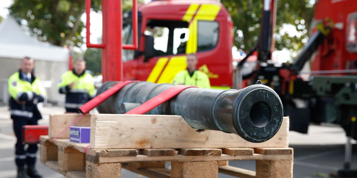  Für die Restaurierung nach Deutschland: Während die Feuerwehr die Kanone aus dem Jahr 1834 von den Kasematten auf die Place de la Constitution brachte, kümmert sich die Luxemburger Armee nun um deren Transport in das Restaurationsatelier in Bensheim (D).