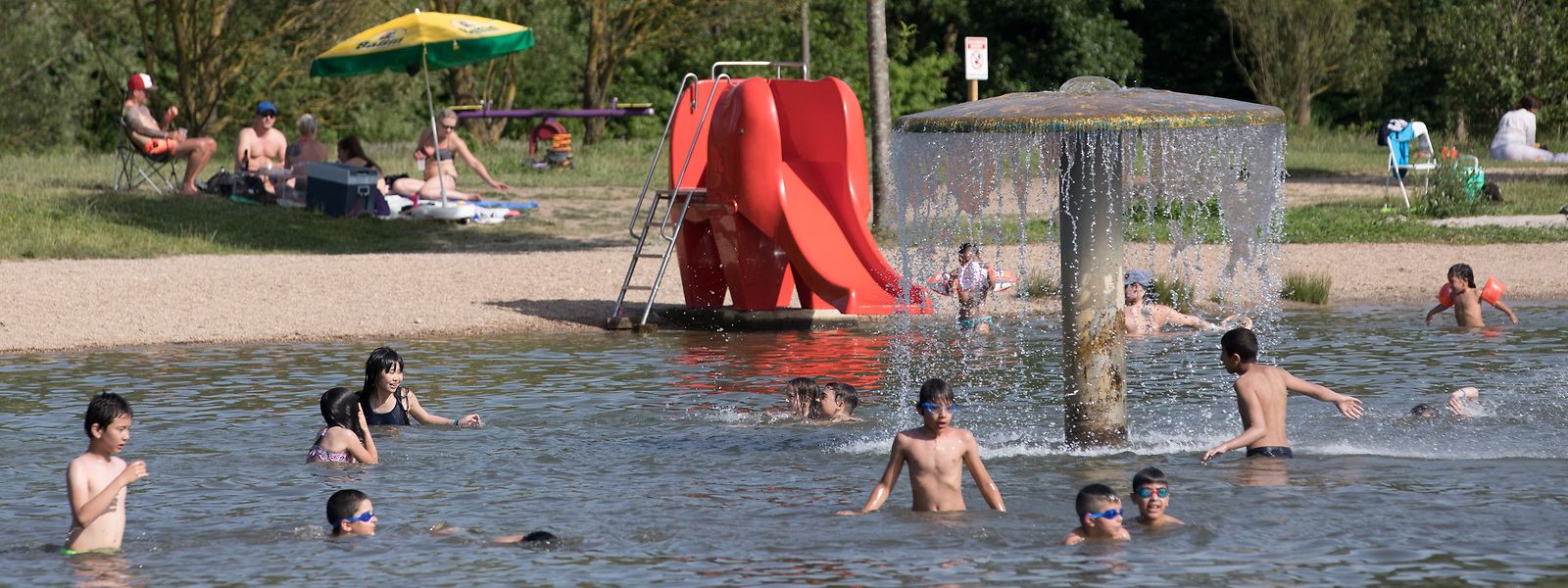 Baggerweiher in Remerschen: Während der außergewöhnlichen Sommerhitze suchen die Badegäste Abkühlung.