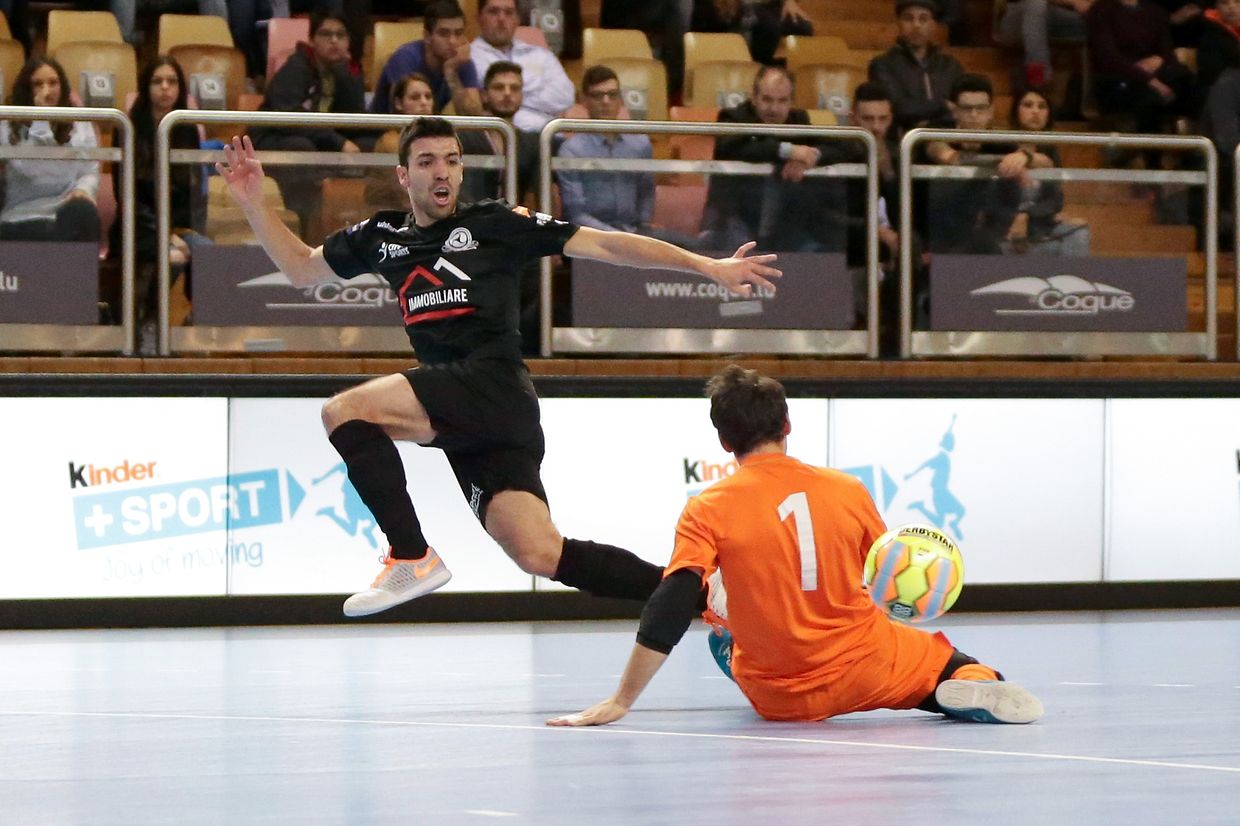 Carlos Soares (FC Münsbach) gegen Roberto  Nunes (Torwart FC Differdingen 03). 