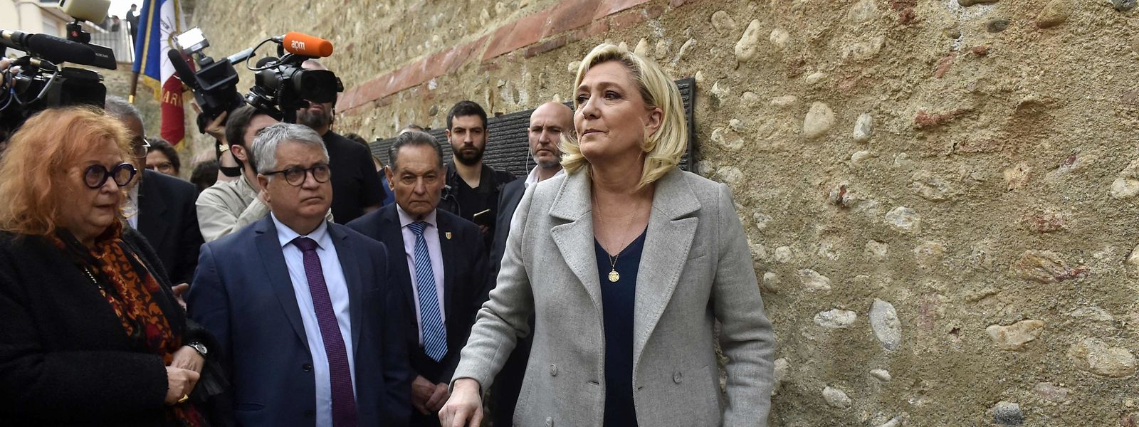 La candidate du RN Marine Le Pen rend hommage à un monument à la mémoire des "disparus sans sépulture" pendant la guerre en Algérie dans le cadre d'un voyage de campagne à Perpignan.