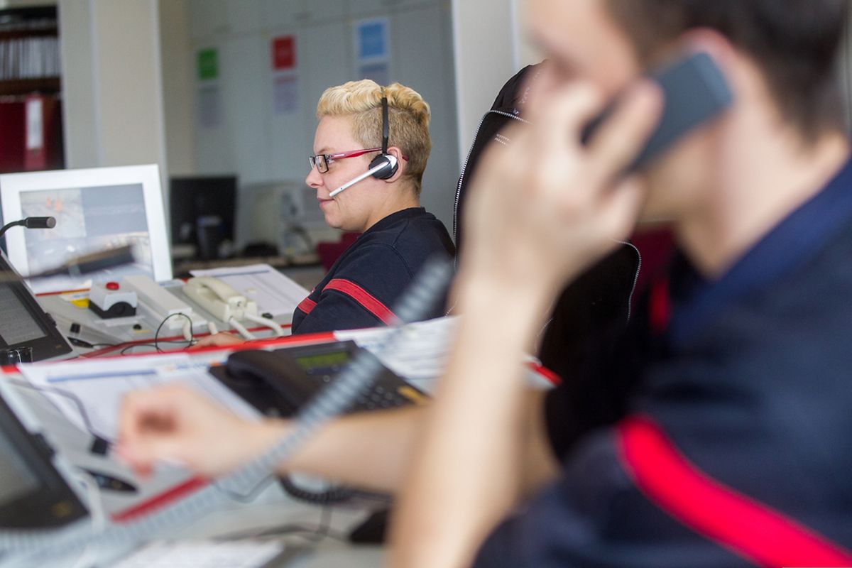 Nicht immer liegt wirklich eine Notsituation vor. Oft rufen auch Bürger an, die sich lediglich nach etwas erkunden wollen - z.B. welche Apotheke gerade Dienst hat. Solche Anrufe sind jedoch zu unterlassen.