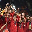 Portugal's forward Cristiano Ronaldo raises the trophy as he celebrates with teammates winning the UEFA Nations League final football match between Portugal and The Netherlands at the Dragao Stadium in Porto on June 9, 2019. (Photo by PATRICIA DE MELO MOREIRA / AFP)
