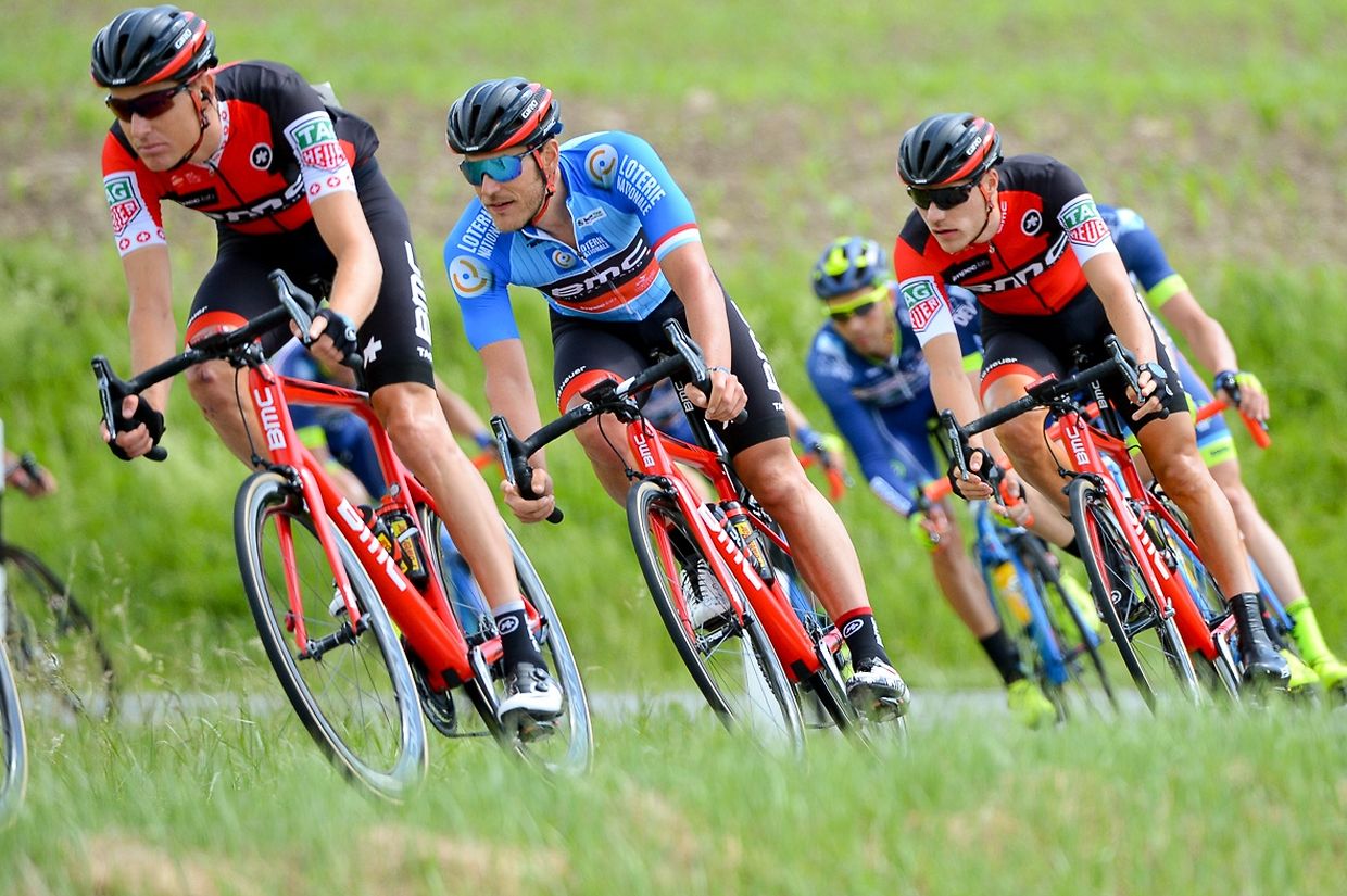 Michael Schär (CH/BMC) vor Jempy Drucker (BMC).