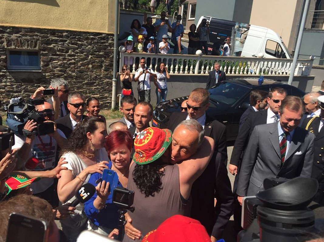 Marcelo Rebelo de Sousa "é o orgulho" dos portugueses, disse-lhe uma imigrante que o abraçou à chegada. As manifestações de afeto ao Presidente da República têm-se multiplicado nesta visita de Estado ao Luxemburgo.