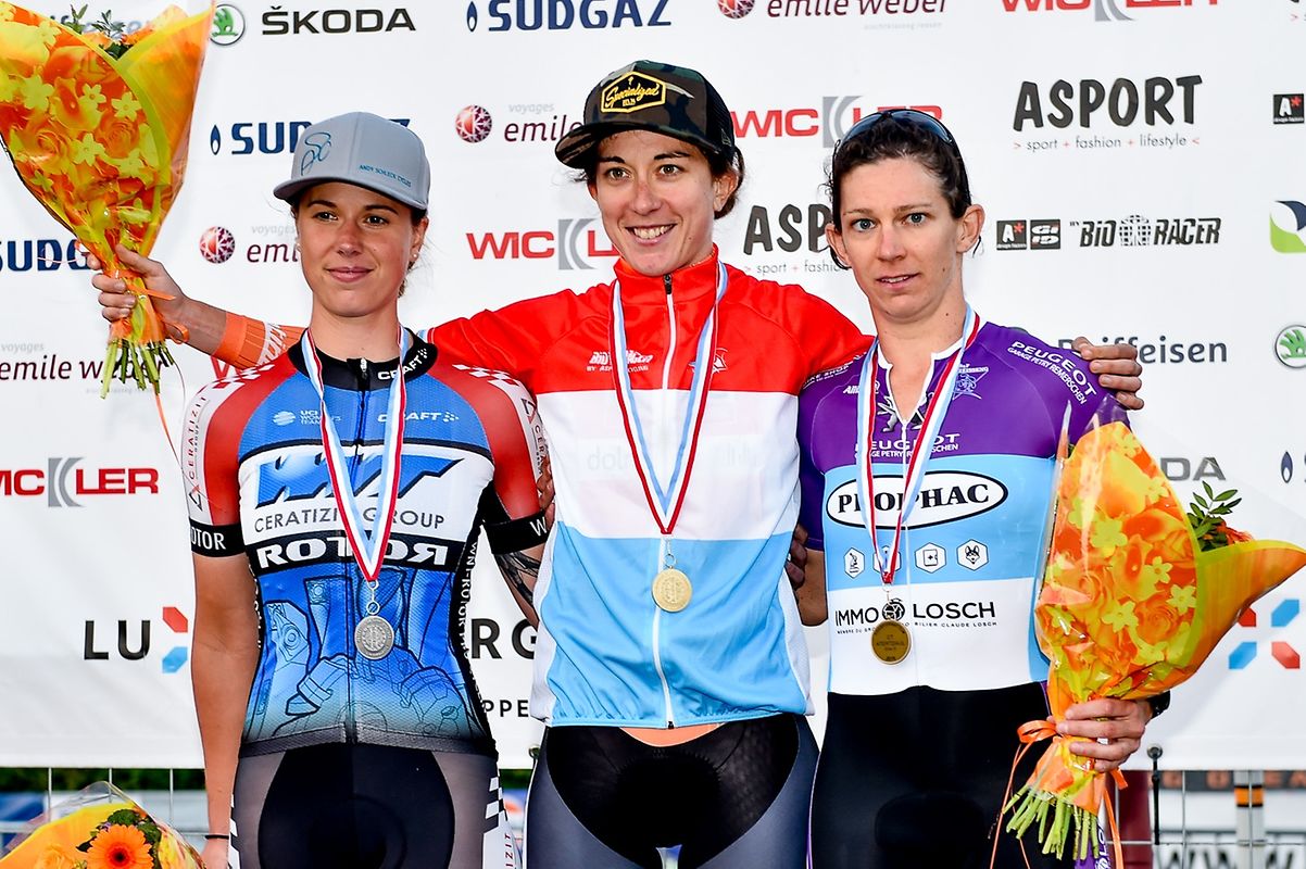 Das Podium bei den Frauen: 2. Elise Maes (WNT Cycling), 1. Christine Majerus (Boels-Dolmans) und 3. Pia Wiltgen (SAF Zéisseng).