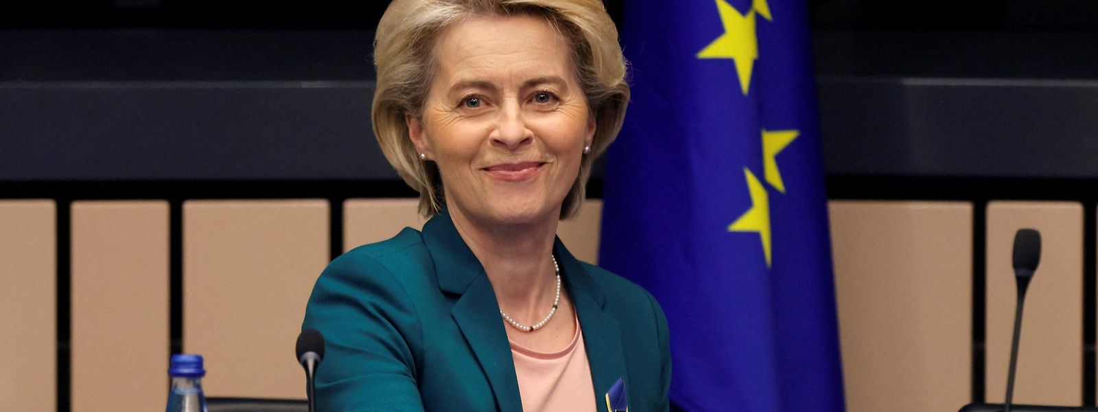A presidente da Comissão Europeia, Ursula von der Leyen, no início da reunião desta terça-feira, em Estrasburgo
