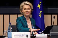A presidente da Comissão Europeia, Ursula von der Leyen, no início da reunião desta terça-feira, em Estrasburgo