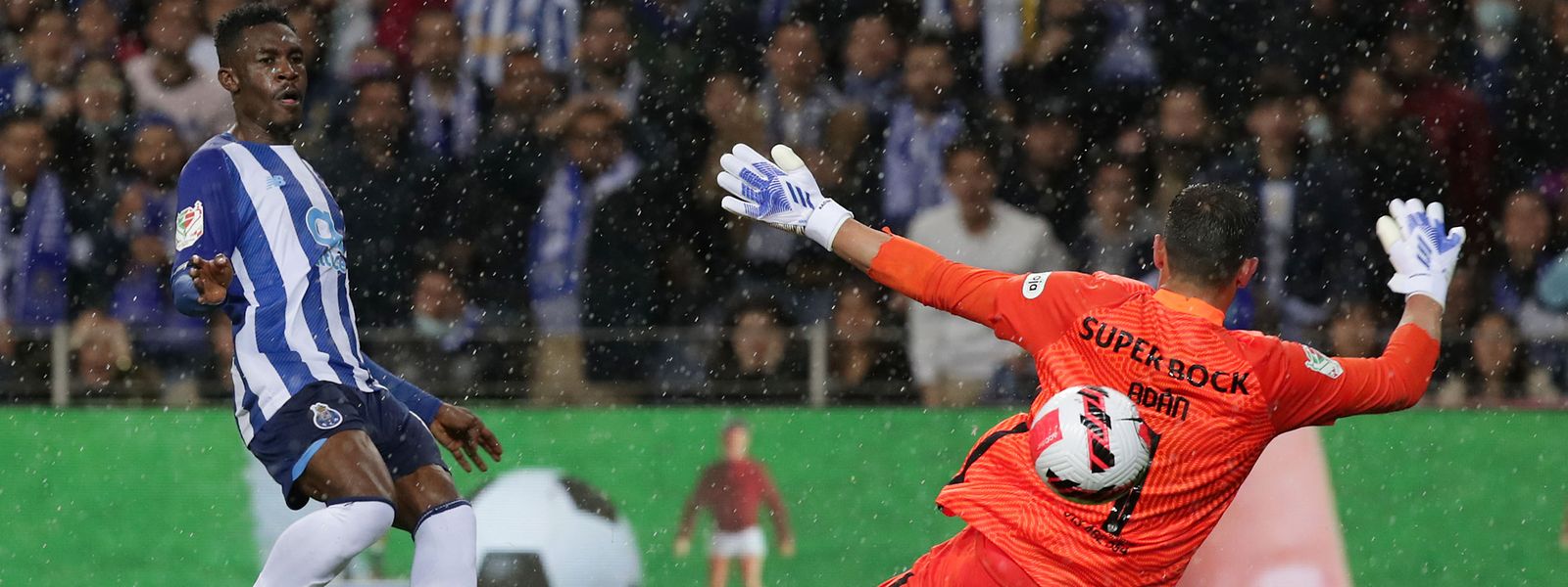 Sanusi do FC Porto em ação contra o guarda-redes Adán, do Sporting, nas meias-finais da Taça de Portugal, no estádio do Dragão, a 21 de abril.