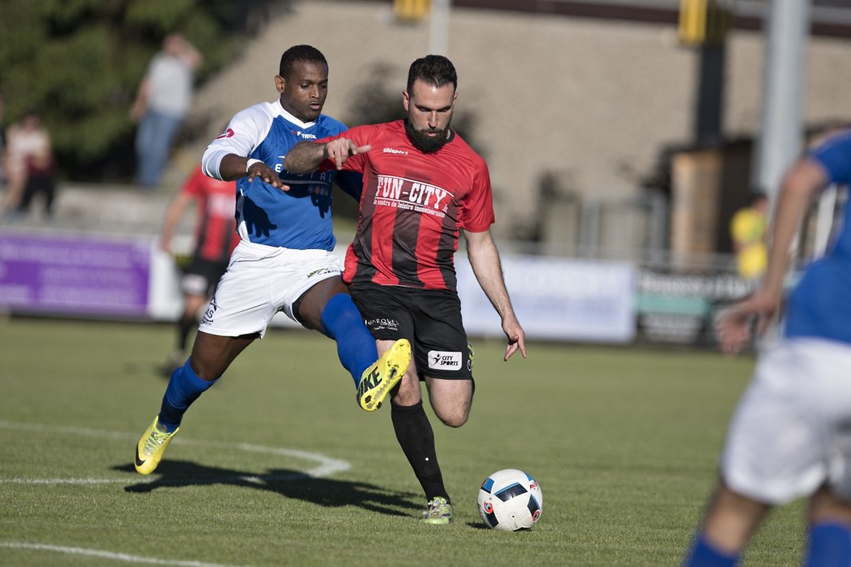 FC Mondercange - Union 05 Kayl-Tétange 1-2. - Aderito Dos Reis (Kayl-Tétange) face à Jonathan Zydko (FCM).