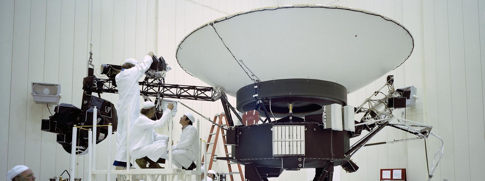 Ingenieure arbeiten im Frühjahr 1977 an der Sonde "Voyager 2".