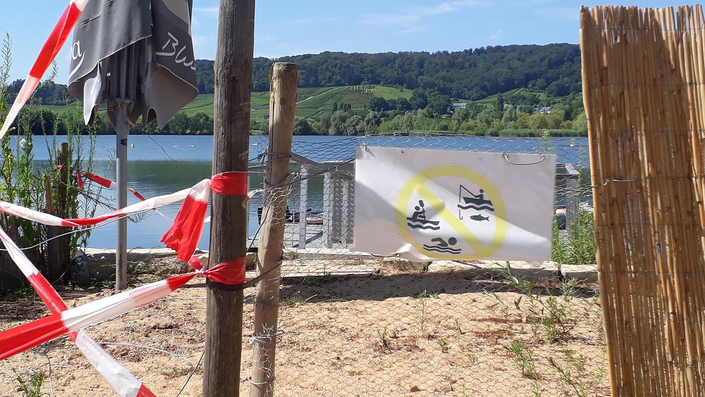 No lago de Remerschen, junto ao acesso à pequena doca onde está o barco da equipa de socorro da comuna de Schengen é proibido nadar, pescar e praticar desportos náuticos. O mesmo não se pode dizer do resto do lago.