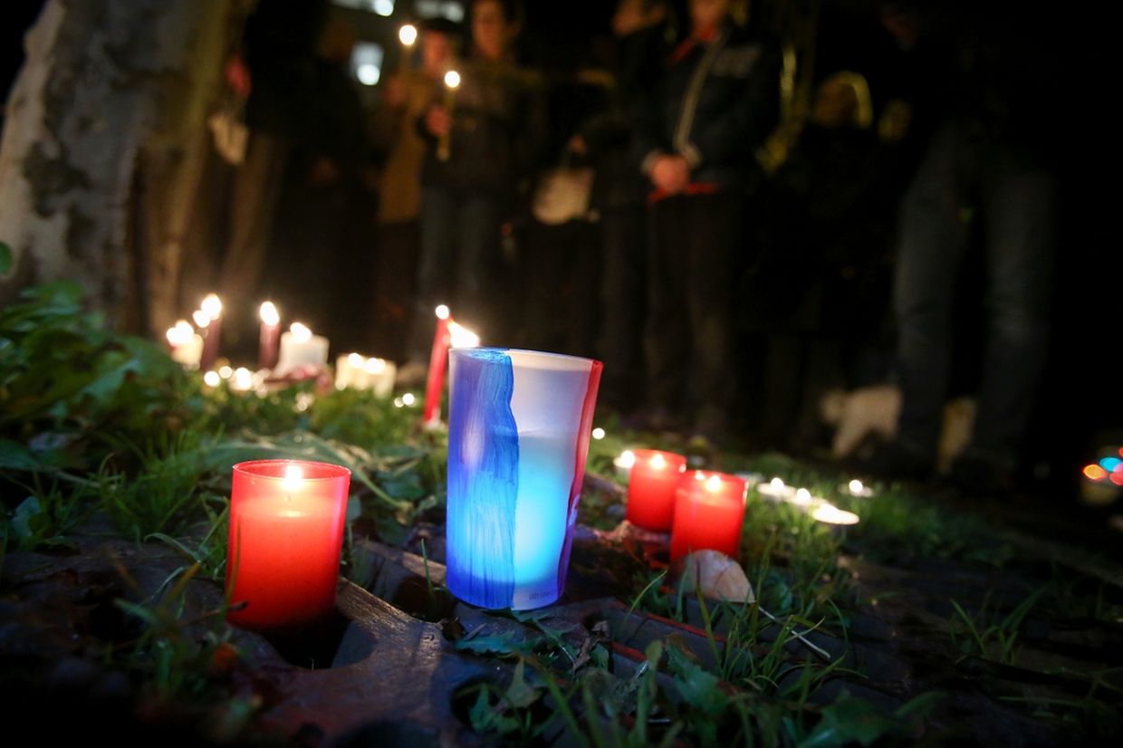 Gedenken an die Opfer der Attentate von Paris auf der Place de Paris in Luxemburg (15. November 2015).