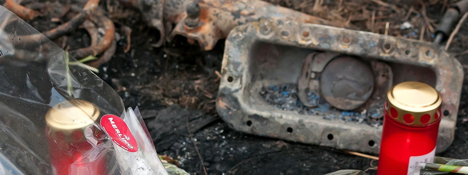An jener Stelle, wo die Vermisste in ihrem Wagen aufgefunden worden war, hatten Angehörige Blumen niedergelegt und Kerzen aufgestellt.