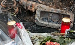 An jener Stelle, wo die Vermisste in ihrem Wagen aufgefunden worden war, hatten Angehörige Blumen niedergelegt und Kerzen aufgestellt.
