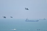 Helicópteros militares chineses sobrevoam a ilha de Pingtan, na China, o ponto mais próximo de Taiwan. 