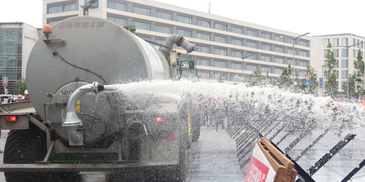 Die Landwirte verspritzten 40.000 Liter Milch vor dem Ratsgebäude.