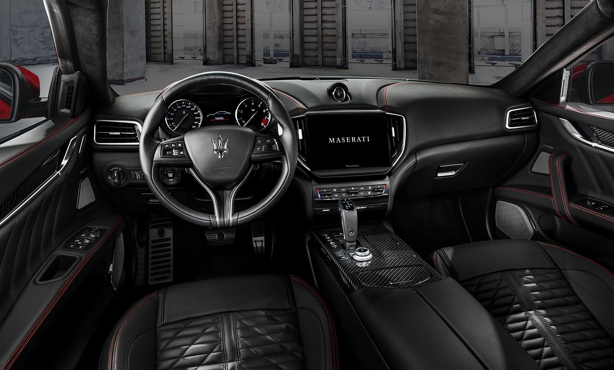 Sportlich und komfortabel: der Innenraum des Maserati Ghibli Trofeo.