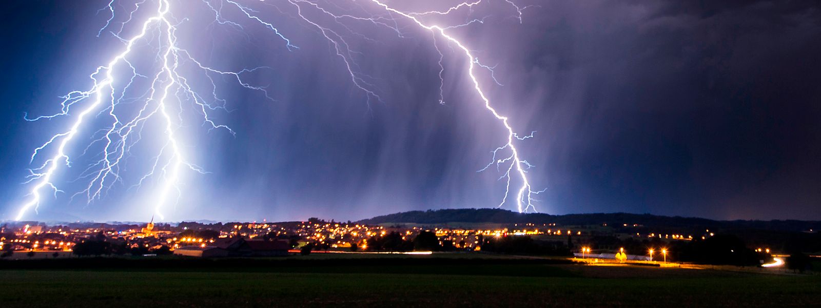Blitze können sich über weite Distanzen strecken und stellen in jedem Fall eine große Gefahr dar.