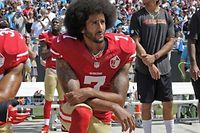 Colin Kaepernick während der Nationalhymne.