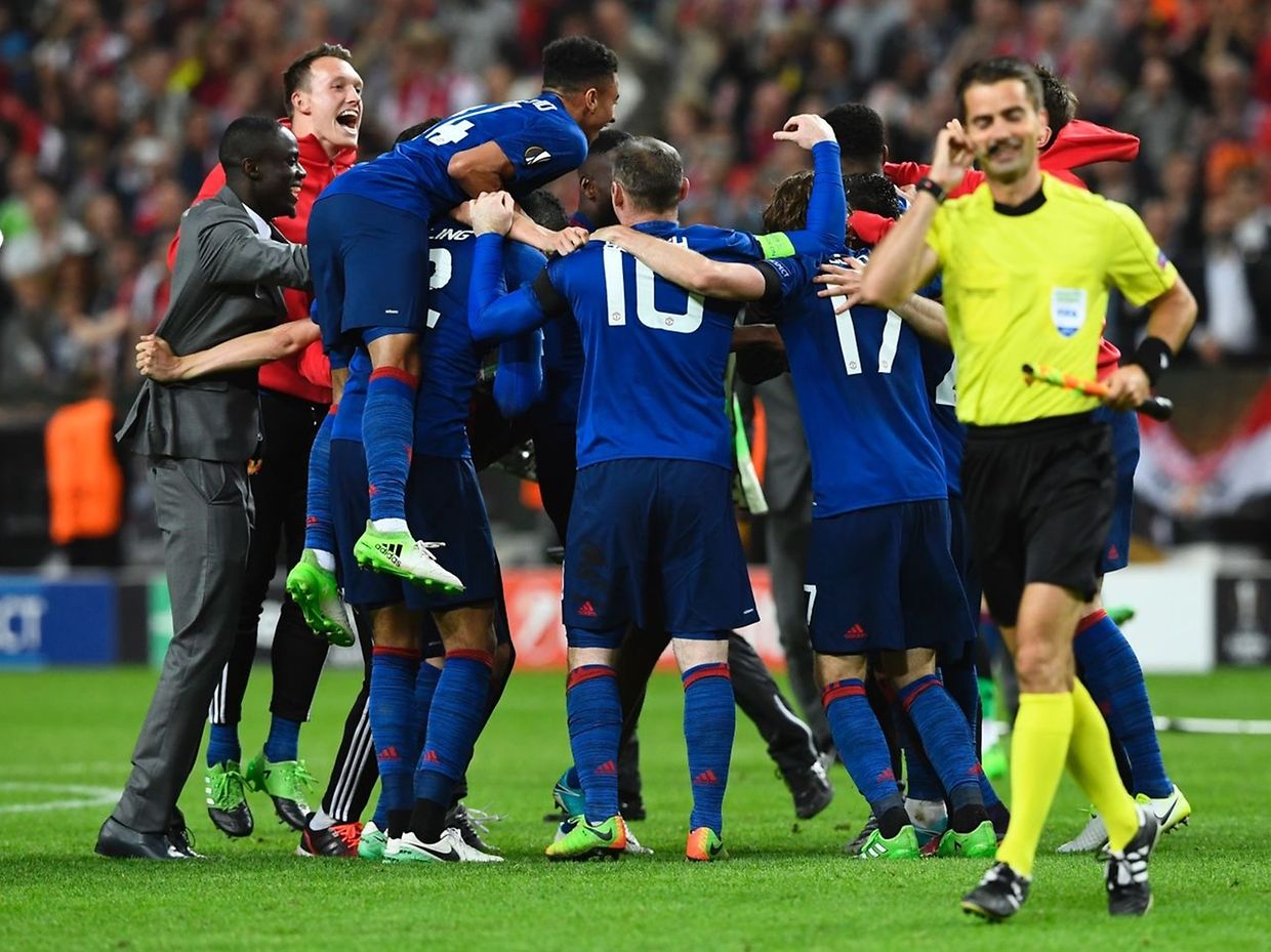 Manchester United's players celebrate after the UEFA Europa League final football match Ajax Amsterdam v Manchester United on May 24, 2017 at the Friends Arena in Solna outside Stockholm. / AFP PHOTO / Jonathan NACKSTRAND