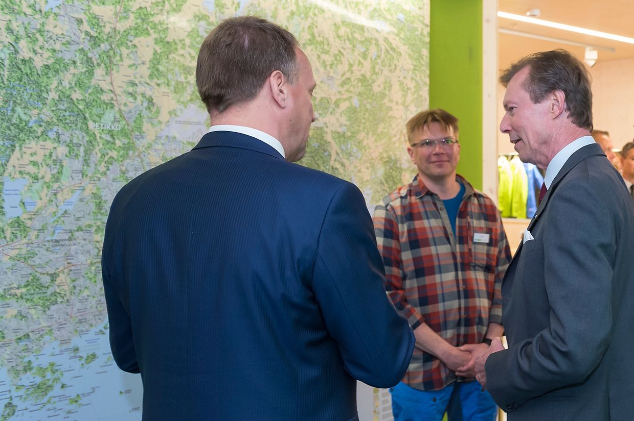 Großherzog Henri mit dem Bürgermeister der Stadt Espoo und Tom Selänniemi, dem Leiter des Naturzentrums Haltia