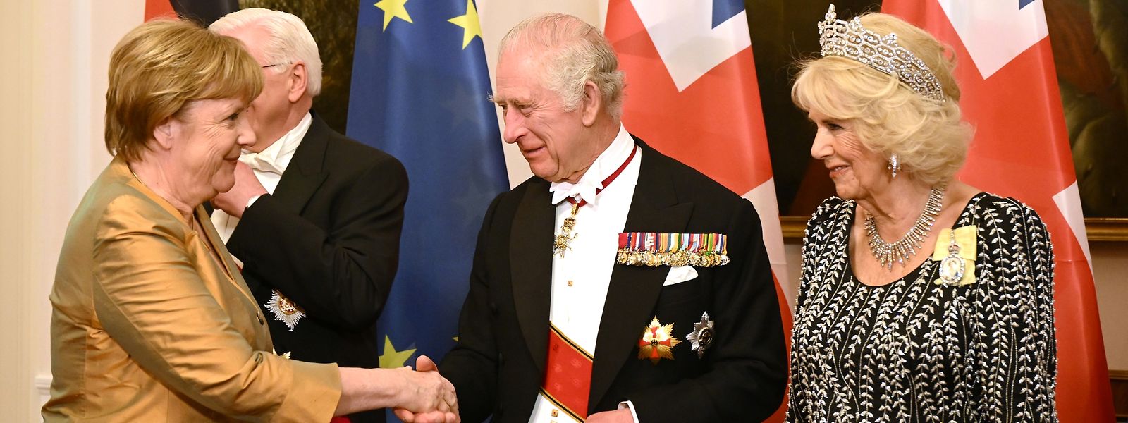 Freundschaftlicher Handschlag: König Charles III. begrüßt die ehemalige Bundeskanzlerin Angela Merkel.