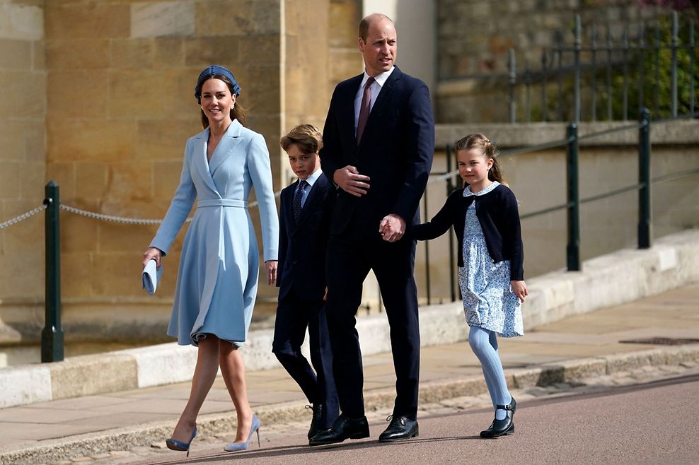 Prinz William und Herzogin Kate mit ihren Kindern George und Charlotte treffen für den Ostergottesdienst in der St. George's Chapel in Windsor ein.