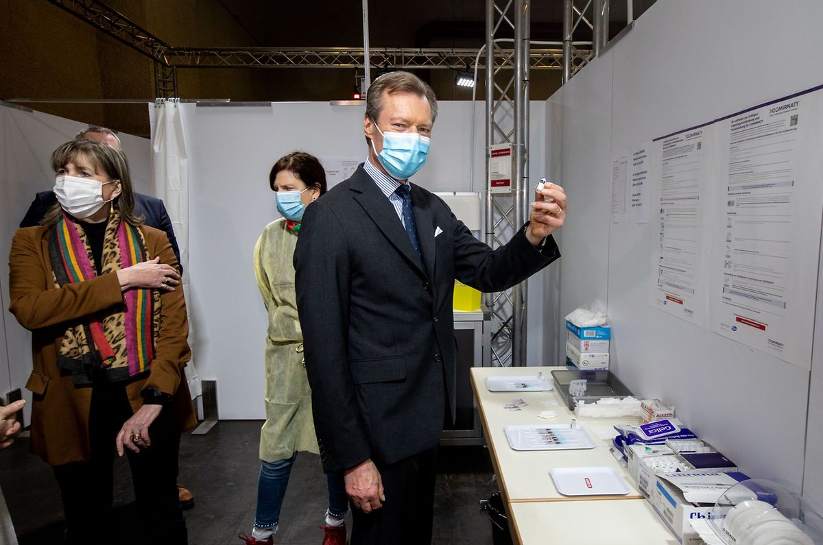 Grand Duke Henri at a visit of the Limpersberg vaccination centre on Monday Photo: Guy Jallay